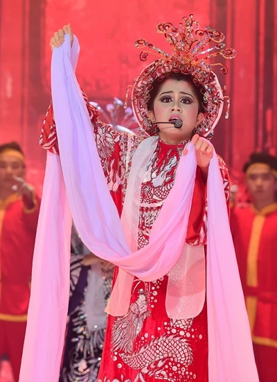 Hoài Linh nhận xét thí sinh nhí biểu đạt trọn vẹn những hỉ, nộ, ái, ố bằng ánh mắt, khiến anh và khán giả phải nổi da gà. Để nói giống thì chưa giống, vì con không thể có kinh nghiệm như cô Thanh Loan. Nhưng con hát tròn trịa hơn cả chú tưởng tượng, danh hài tấm tắc. Cô bé 13 tuổi và biên đạo múa Lê Việt giành giải á quân. Ngoài ra, cả hai còn nhận giải Cặp thí sinh thân thiện nhất với tiền thưởng 30 triệu đồng