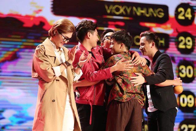 Các thí sinh chúc mừng Bùi Công Nam, Phan Mạnh Quỳnh vào Chung kết.