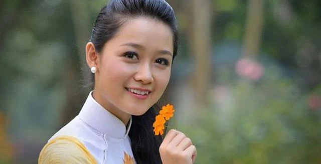 Thu Hà theo học khoa Tài chính - Ngân hàng, ĐH Ngoại thương. Người đẹp tốt nghiệp tháng 6-2010.