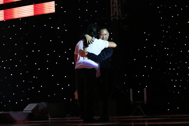 HLV Nguyễn Hải Phong cũng lên sân khấu và ôm chầm Lê Minh Sơn vì quá phấn khích.