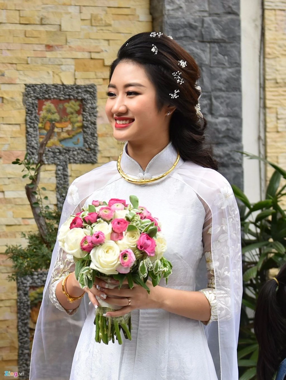 Thu Ngân đăng ảnh cưới lên trang cá nhân cùng dòng chia sẻ: "Sẽ đến một ngày bạn muốn vì một ai đó mà trở thành một người vợ hiền, một người mẹ tốt, một người con dâu thảo, một người bạn thân nắm tay anh đến cuối cuộc đời...".