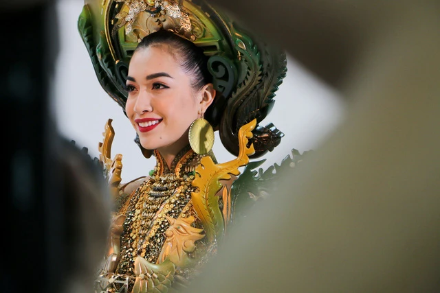 Thiêt kế thứ hai của thí sinh Phạm Lâm Mỹ lấy ý tưởng chính từ Phụng bào Cung đình Huế và nghệ thuật khảm sành sứ.