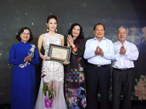 Minh Hằng (thứ hai từ trái sang) vô cùng xúc động khi nhận giải “Nữ diễn viên chính xuất sắc” từ Hội Điện ảnh TP.HCM. Ảnh CAO.