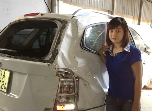 Những sao Việt suýt chết vì tai nạn xe hơi ảnh 2 Vụ tai nạn đã ảnh hưởng không nhỏ tới tâm lý và tài sản của Cát Phượng. Chị tỏ ra rất hoang mang, sợ hãi, còn chiếc xe thì bị hư hỏng nặng.