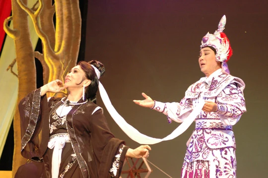 NSƯT Thanh Sang và NSND Bạch Tuyết trong vở Kiều Nguyệt Nga