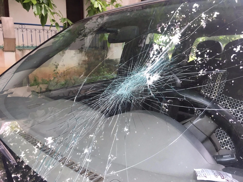 Lạng xe, ném đá vào kiểm lâm để tẩu tán gỗ lậu ảnh 1