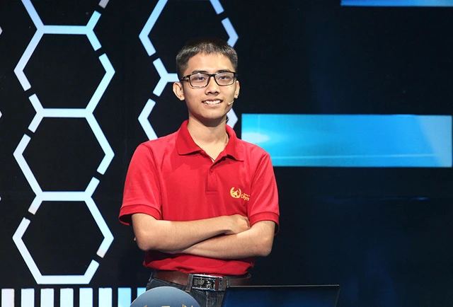 Lê Duy Bách luôn nở nụ cười hiền hòa ngay cả trong những thời khắc bị dẫn trước với sức ép nặng nề.