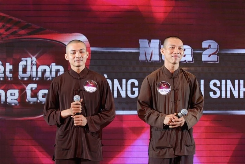 2 sư thầy 'triệu view' đi thi bolero - ảnh 1