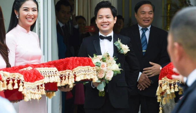 dang-thu-thao-rang-ro-len-xe-hoa-ve-nha-chong-4