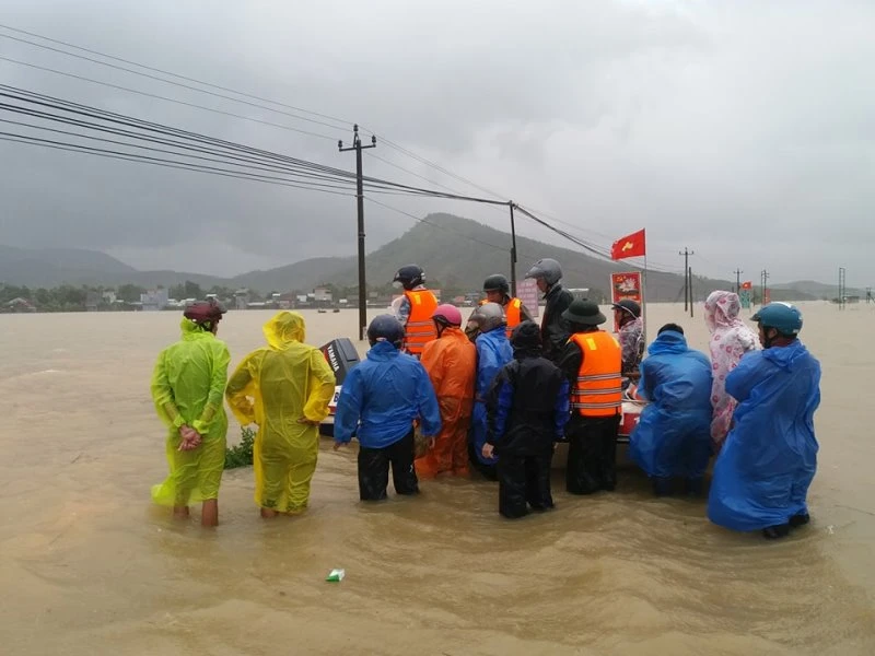 Nước lên nhanh, rốn lũ Nông Sơn vẫn đang bị cô lập ảnh 1
