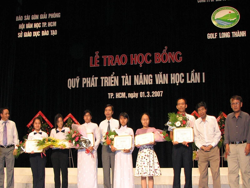 Tặng hơn 1.000 sách văn học cho bộ đội hải quân ảnh 2