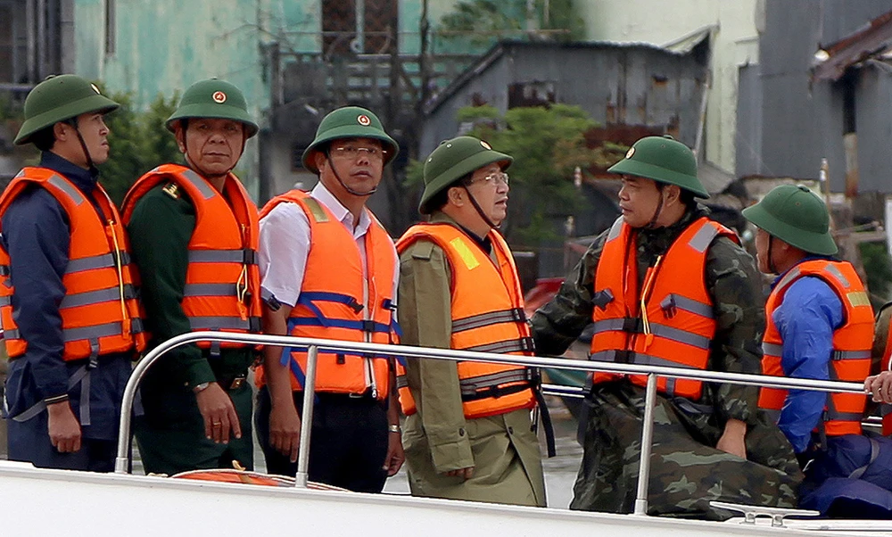 Hình ảnh người dân Cà Mau chống bão số 16 ảnh 8