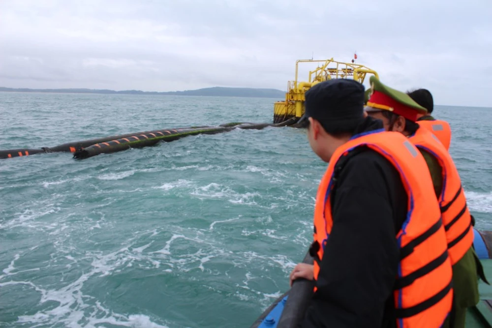 Ống dẫn dầu 40 tỉ của Dung Quất mất tích trên biển ảnh 2