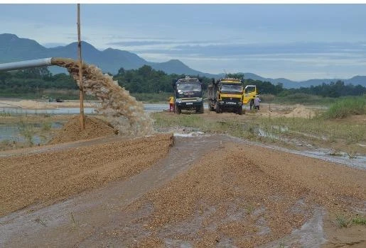 Quảng Ngãi: 1 chủ tịch huyện bị kỷ luật vì làm đường ảnh 1