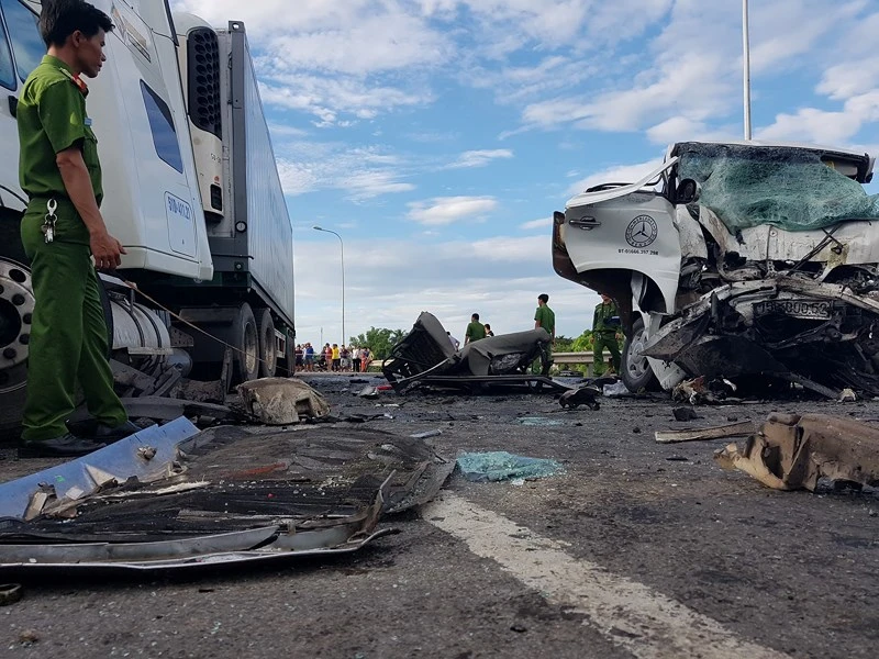 Tai nạn thảm khốc: 13 người trên xe rước dâu tử nạn - ảnh 1