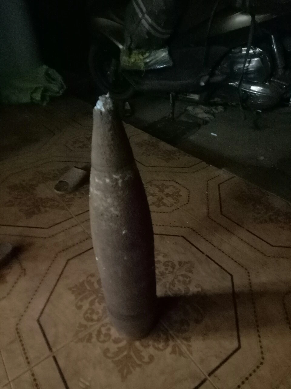 Chém người, ném đầu đạn pháo vào nhà ảnh 2