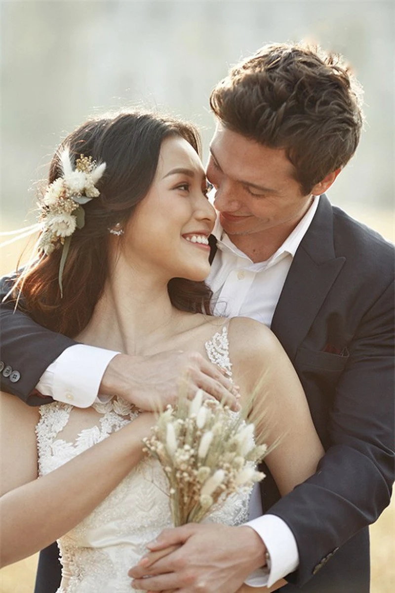 Á hậu, MC Hoàng Oanh tung hết ảnh cưới với chồng Tây - ảnh 10