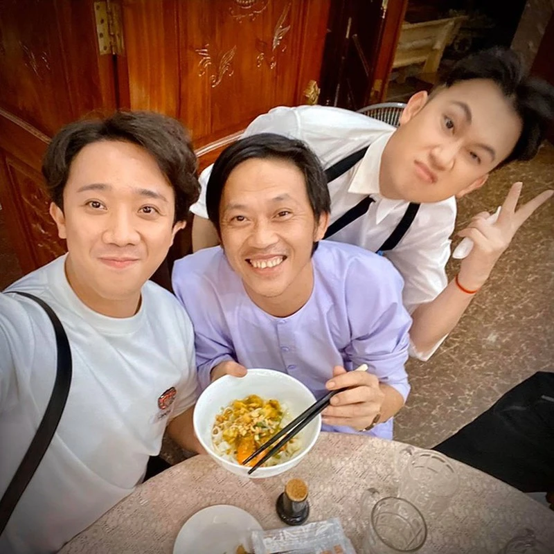 Trấn Thành chúc mừng NSƯT, danh hài Hoài Linh tròn tuổi 50 - ảnh 1