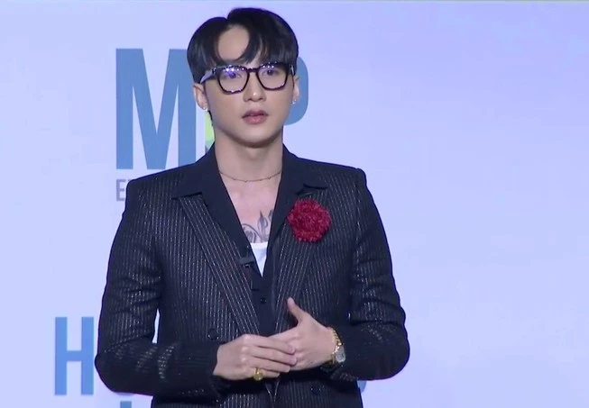 Sơn Tùng M-TP chính thức xuất hiện với gậy và vai trò chủ tịch