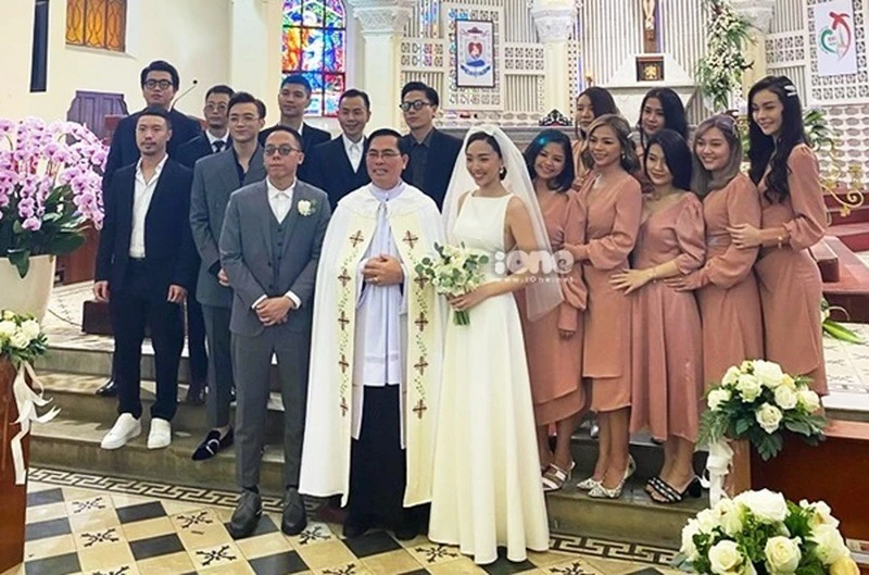 Ảnh cưới hiếm hoi của Tóc Tiên-Hoàng Touliver ở nhà thờ con gà - ảnh 6