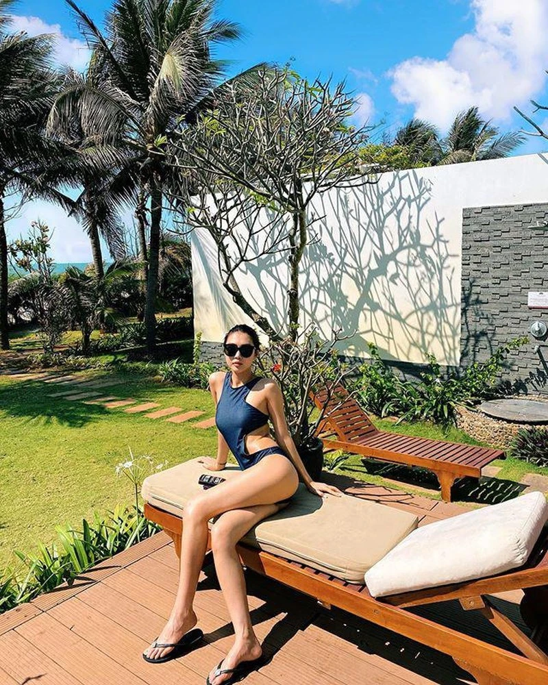 Á hậu Tường San, Hoàng Thùy khoe dáng bikini - ảnh 4