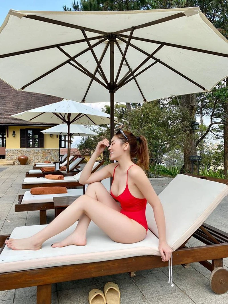 Hoa hậu Kỳ Duyên khoe bikini đỏ rực giữa trời Đà Lạt - ảnh 5