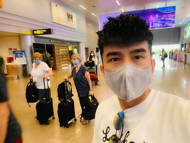 Tuấn Hưng hiến máu, Đan Trường hủy 12 show vì dịch Corona