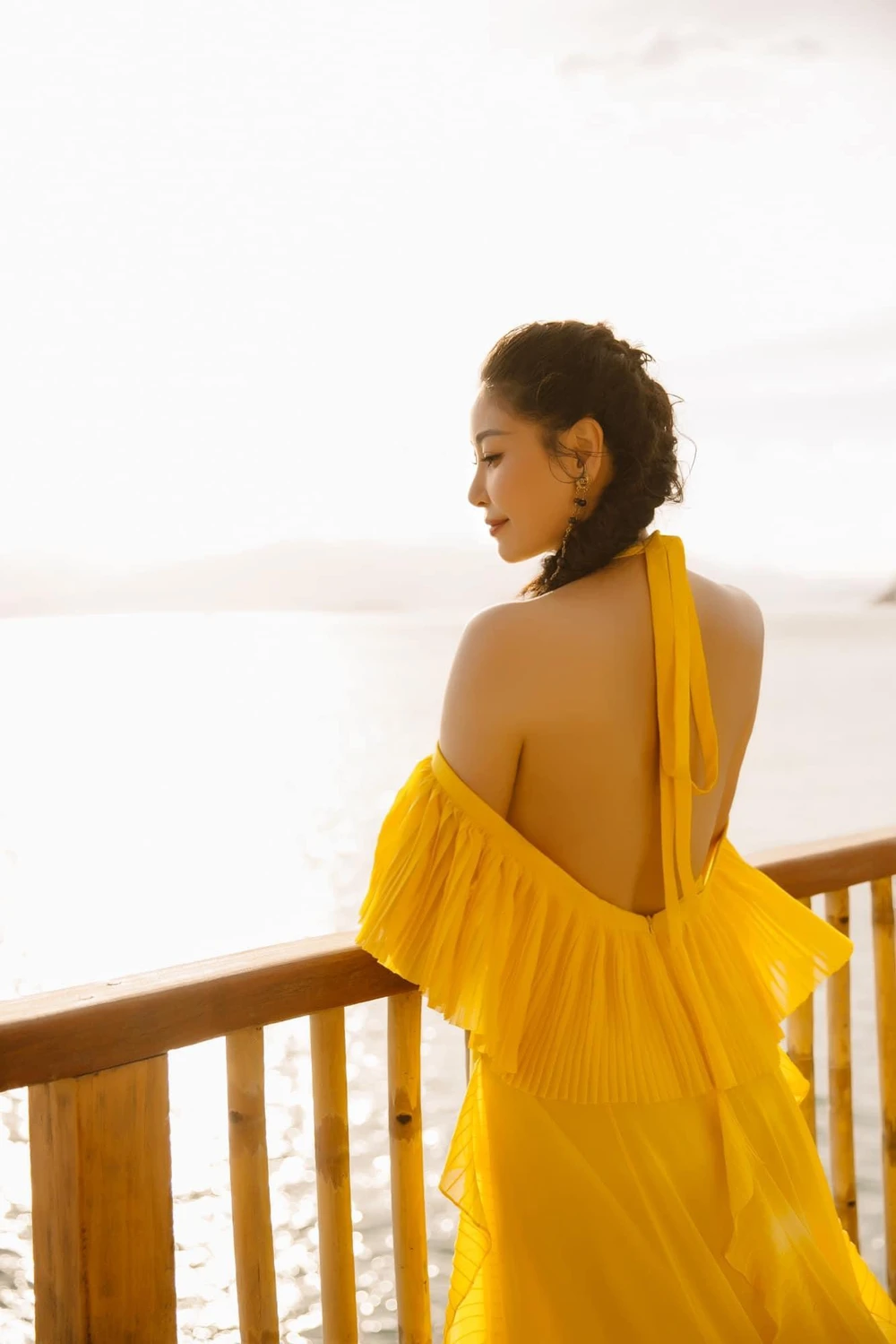 Hoa hậu Hà Kiều Anh khoe dáng gợi cảm trước biển ảnh 8