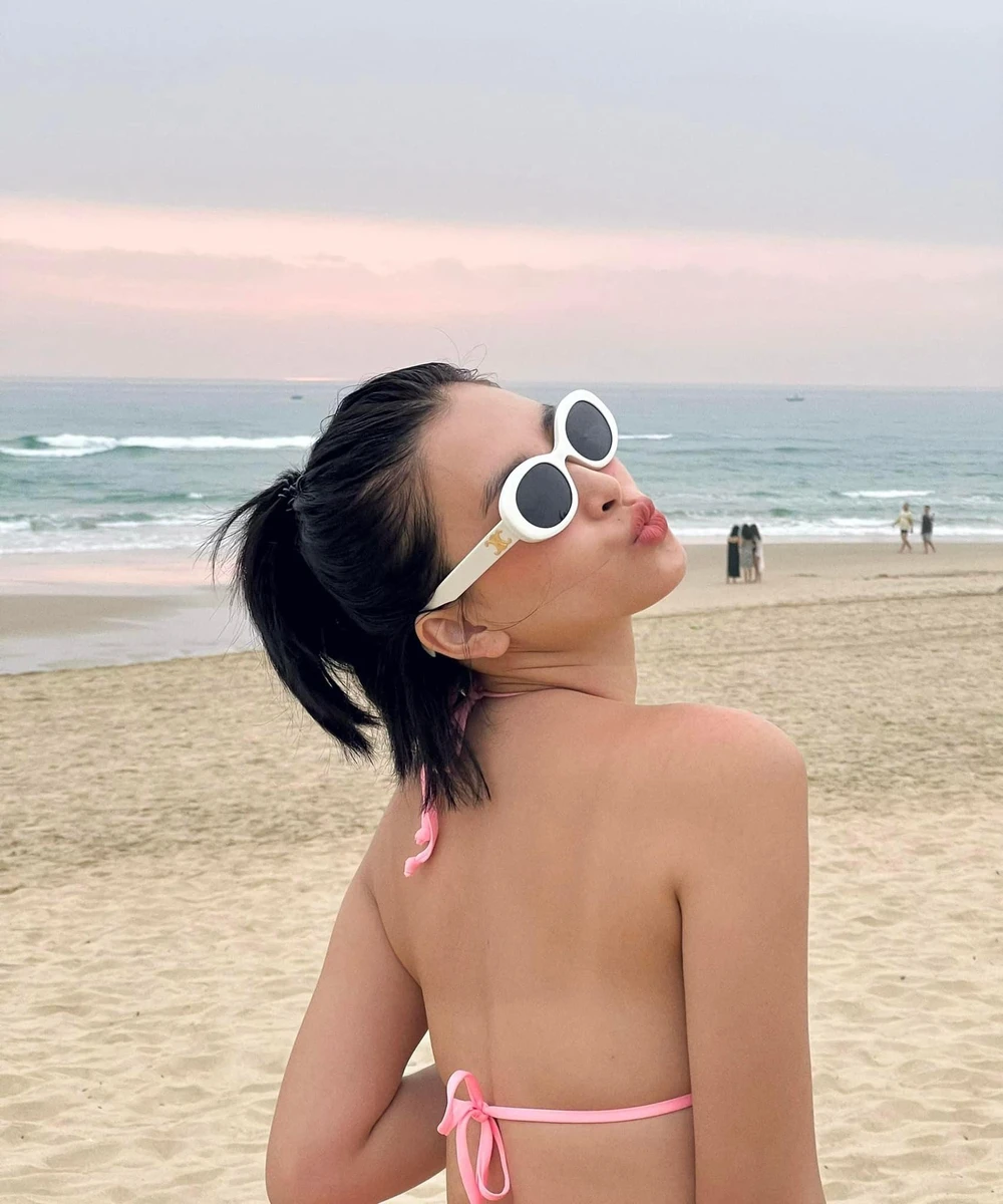 Hoa hậu Tiểu Vy khoe dáng bikini nóng bỏng trên biển Đà Nẵng ảnh 2