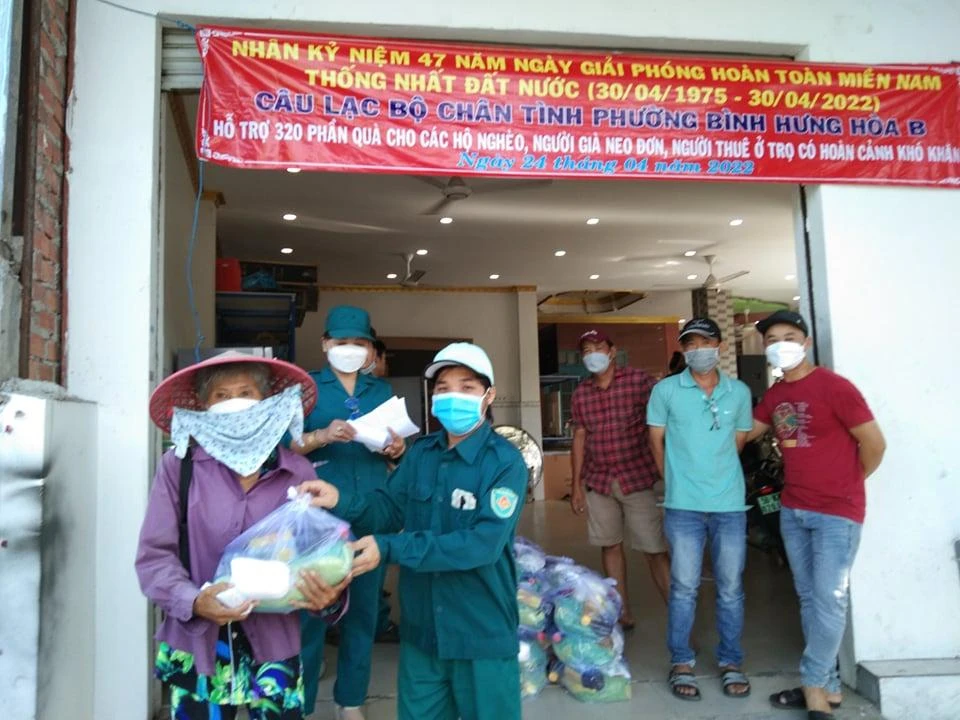 Người già neo đơn, bán vé số dạo cảm động khi nhận suất quà nhân dịp lễ 30-4 sắp tới. Ảnh: NGUYỄN TÝ