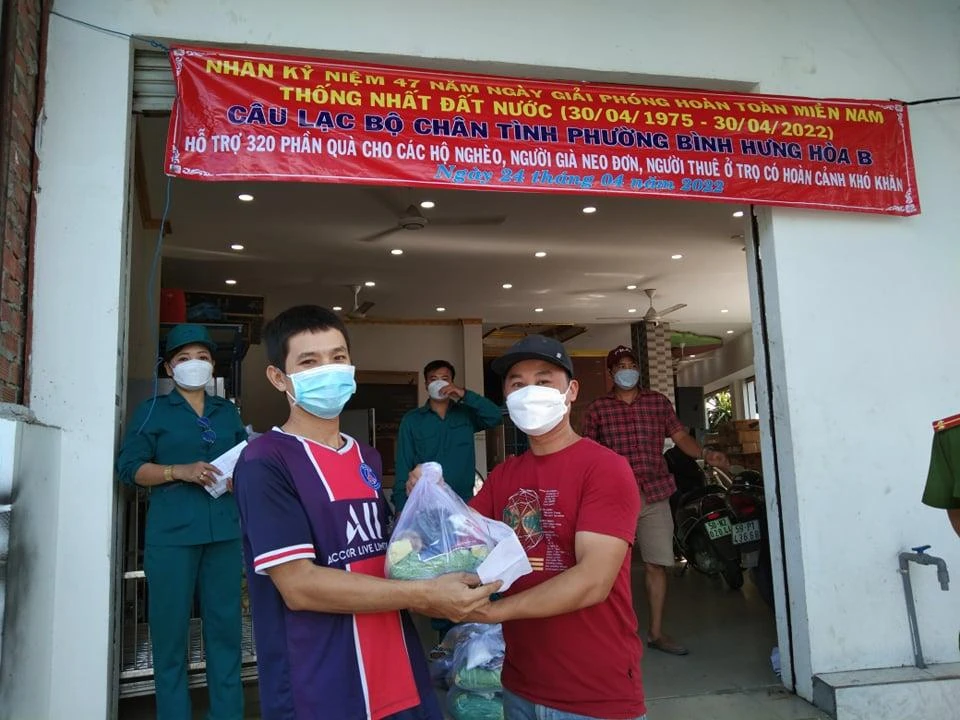 Trao quà cho em học sinh có hoàn cảnh khó khăn