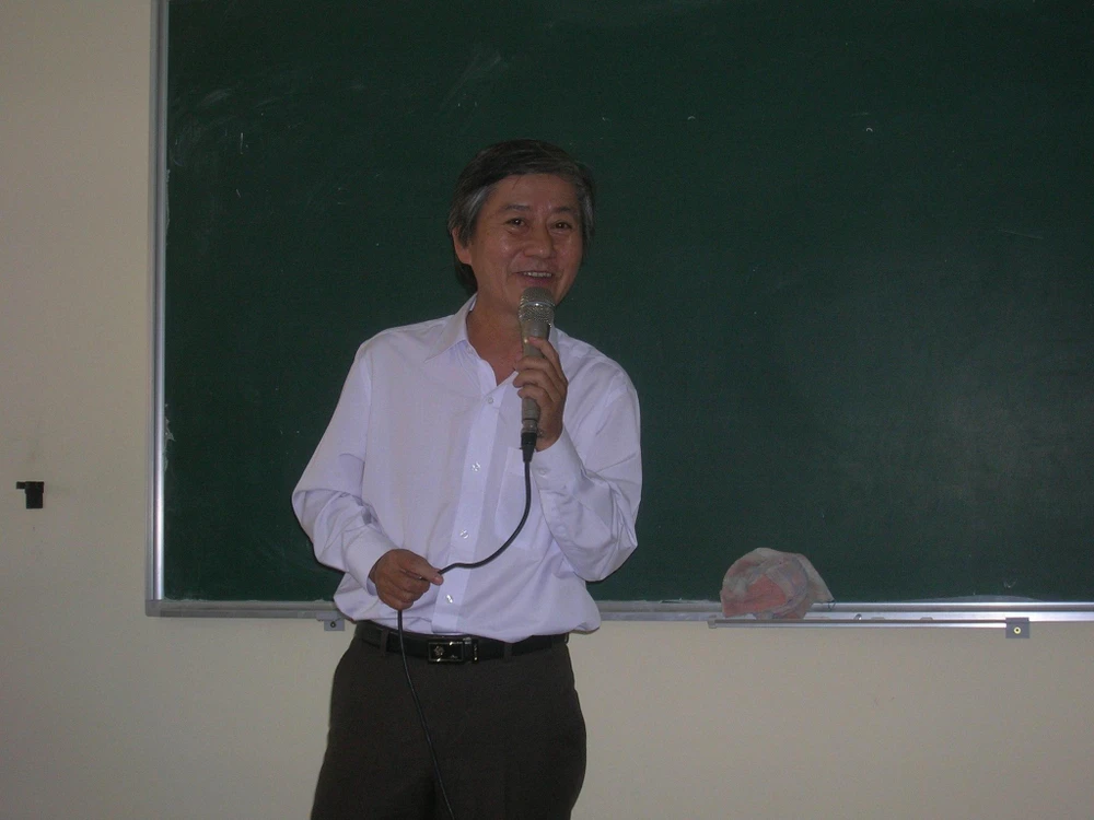 Nhà thơ, nhà báo, nhà giáo, nhà văn Từ Nguyên Thạch. Ảnh: FBCN Nhà thơ, nhà báo, nhà giáo, nhà văn Từ Nguyên Thạch. Ảnh: FBCN