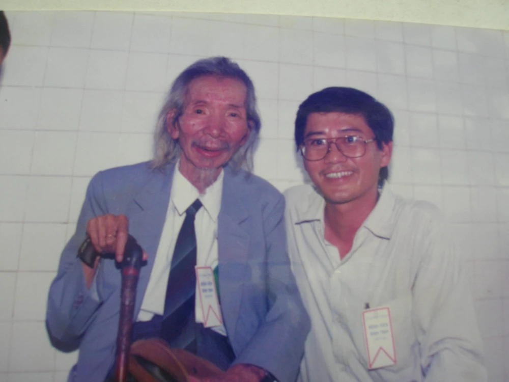 Nhà báo Từ Nguyên Thạch chụp ảnh lưu niệm cùng nhạc sĩ Văn Cao. Ảnh: FBCN Nhà báo Từ Nguyên Thạch chụp ảnh lưu niệm cùng nhạc sĩ Văn Cao. Ảnh: FBCN