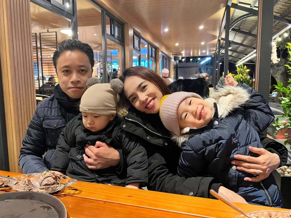 Năm 2016 cô kết hôn với đạo diễn Victor Vũ và có hai con trai kháu khỉnh.