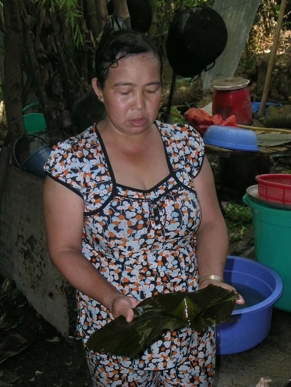 Bà Phan Thị Ba, người gắn bó nghề bánh ú tro bán trong dịp Tết nửa năm gần 20 năm qua. Ảnh: N.TÝ