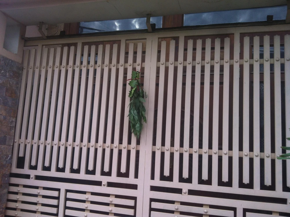 Trước nhà thường treo một bó lá trong đó có nhánh xương rồng để tránh sâu bọ. Ảnh: N.TÝ