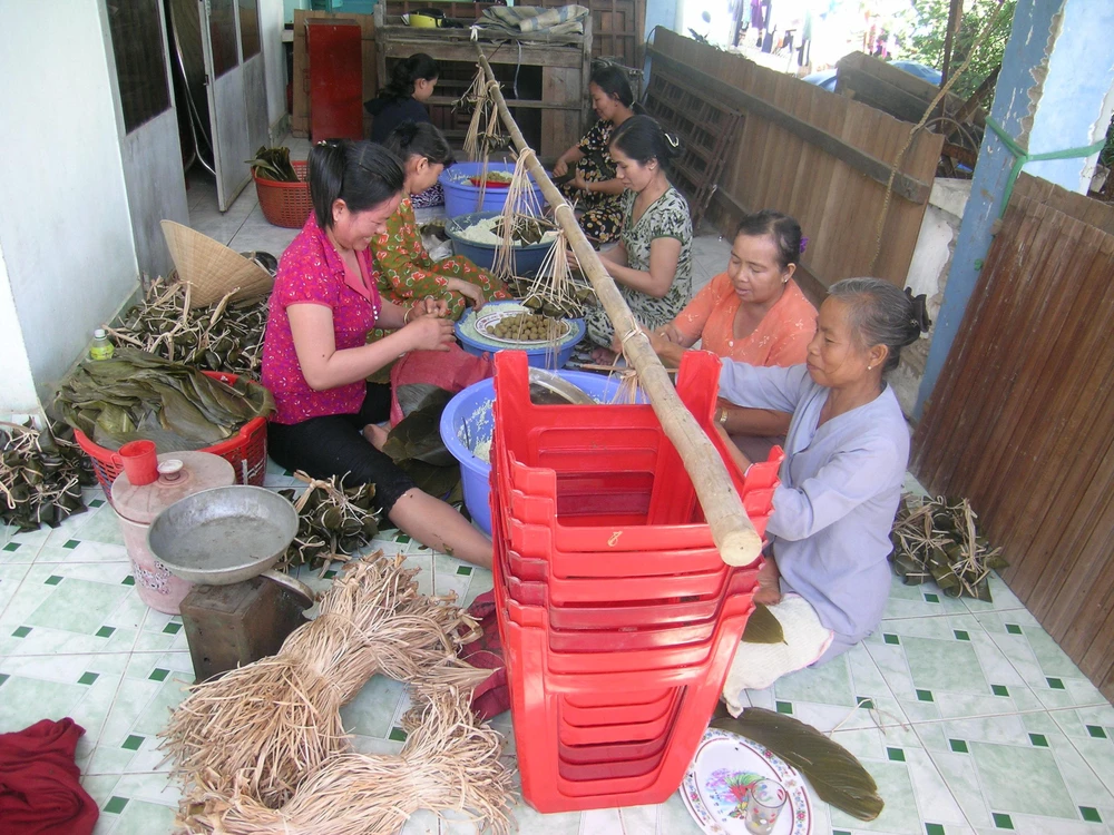 Mọi người quây quần làm bánh ú tro trong dịp Tết Đoan Ngọ. Ảnh: N.TÝ