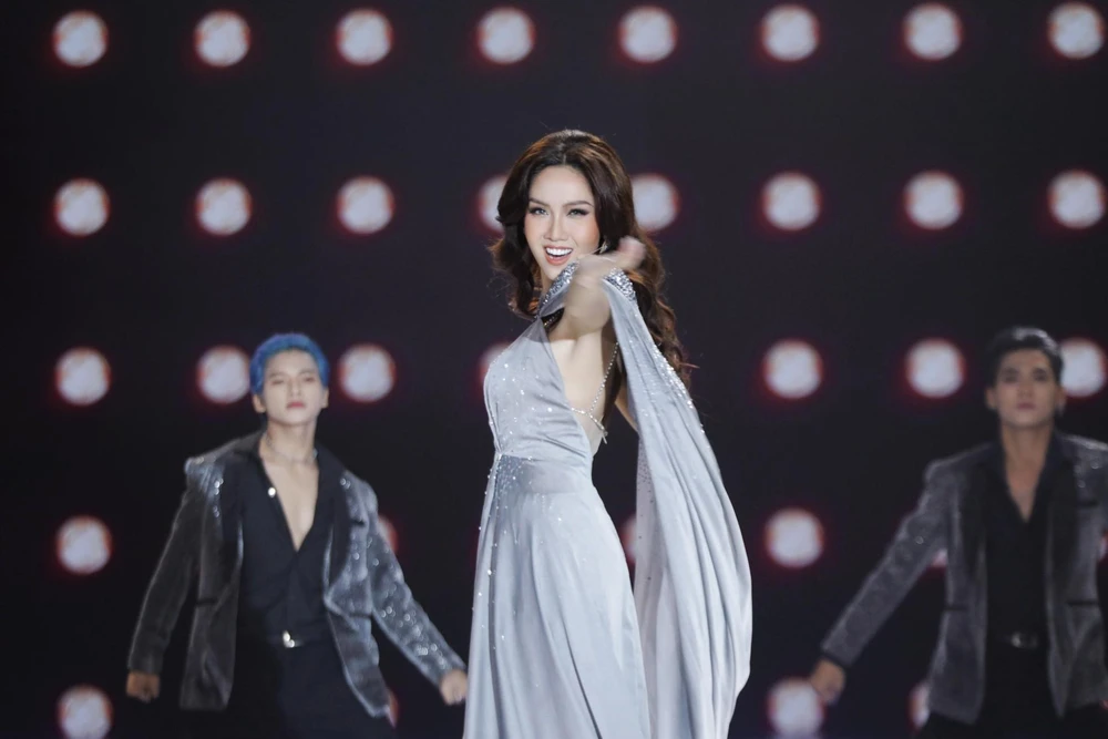 Tại Bán kết Hoa hậu Hoàn vũ Việt Nam 2022, ngày 21-6 vừa qua Đỗ Nhật Hà đã được BTC ưu ái dành tặng riêng một sân khấu biểu diễn. Người đẹp chuyển giới đã biểu diễn ca khúc ca khúc về cộng đồng LGBT The stage of my life.