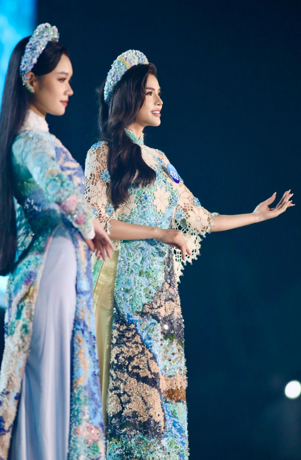 Thí sinh Miss World Vietnam duyên dáng trong trang phục áo dài. Ảnh: TÂM ANH