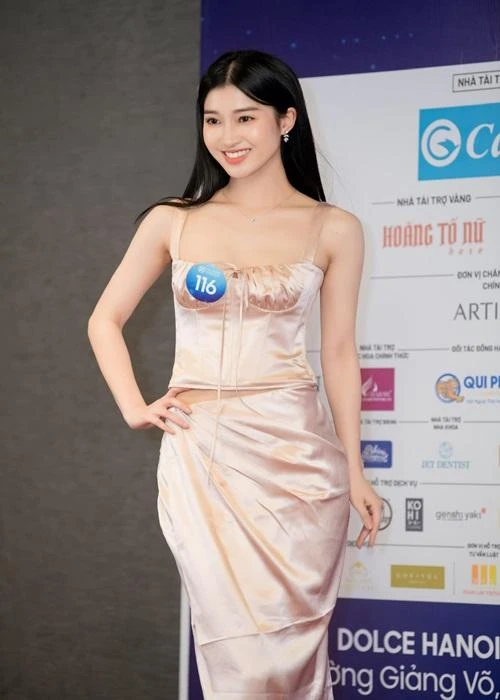 Phương Nhi có điểm mạnh là khả năng ngôn ngữ. Ngoài tiếng Anh, cô còn biết tiếng Tây Ban Nha.