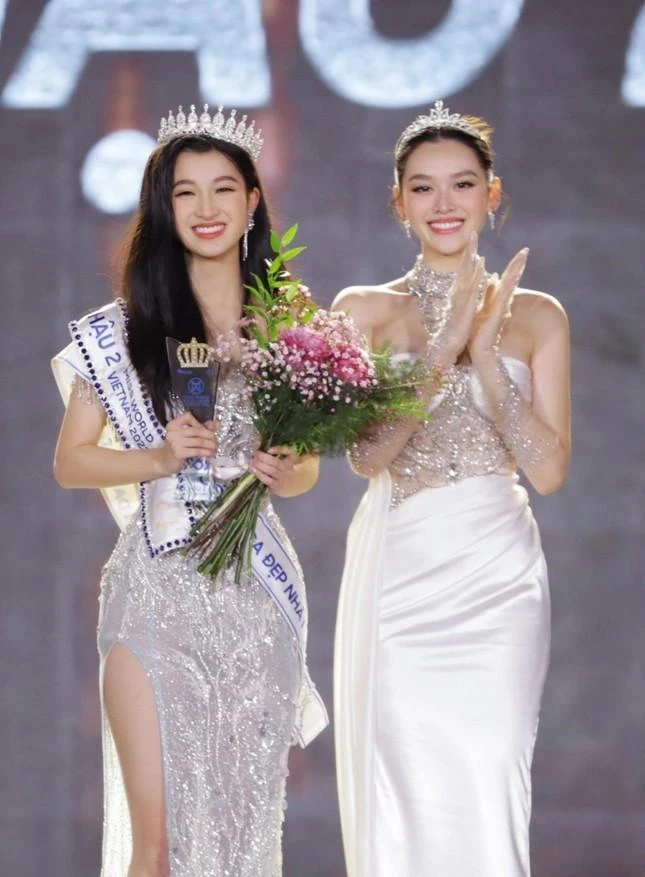 Á hậu 2 Miss World Vietnam 2019 Tường San trao vương miện cho tân Á hậu 2 Miss World Vietnam 2022