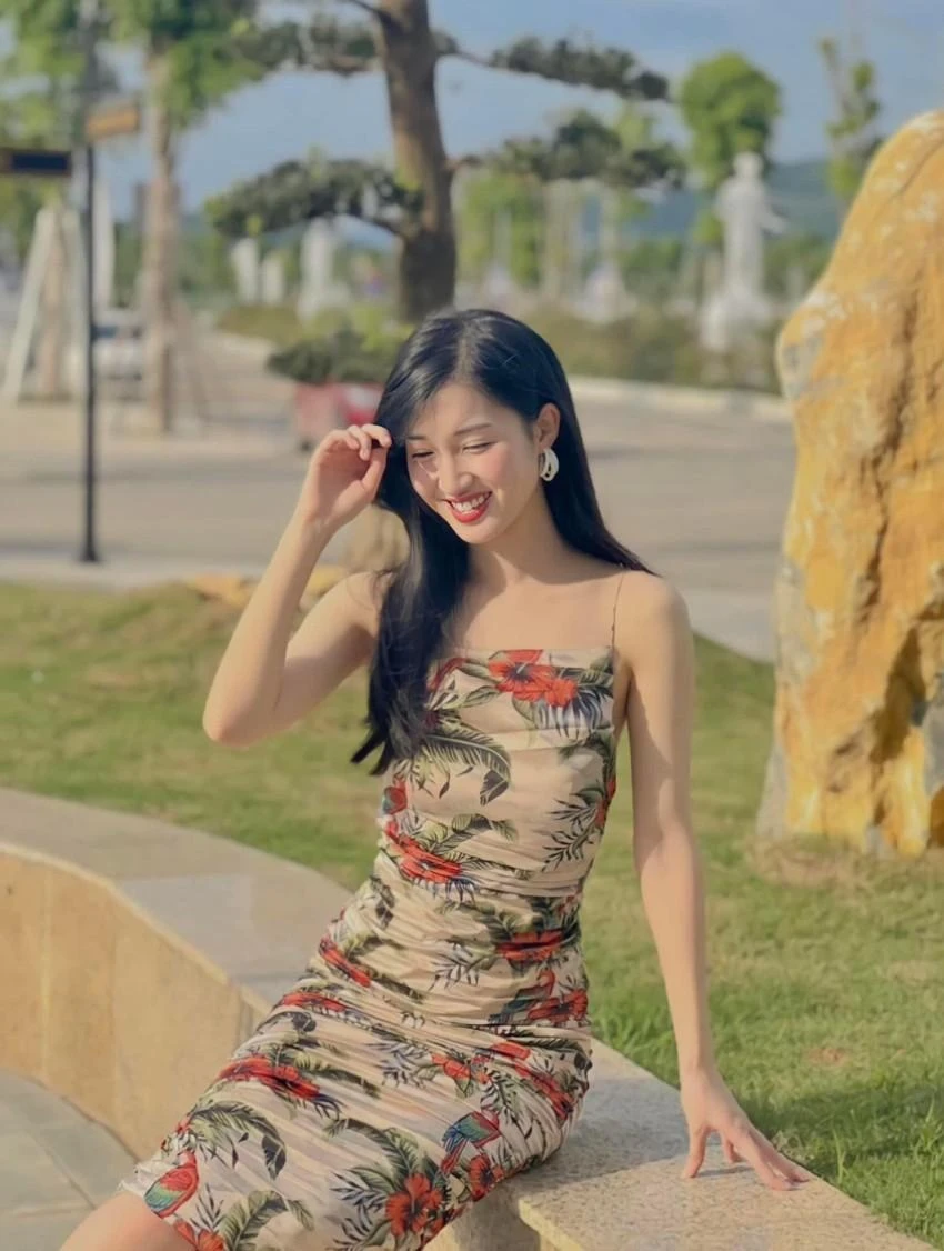 Phương Nhi sở hữu gương mặt xinh xắn như búp bê cùng ngoại hình sáng sân khấu.