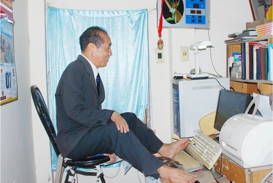 Thầy Nguyễn Ngọc Ký, sinh năm 1947 tại huyện Hải Hậu, Nam Định. Sau 29 năm chiến đấu với bệnh suy thận, nhà giáo Nguyễn Ngọc Ký đã qua đời rạng sáng ngày 28-9 tại nhà riêng ở TP Thủ Đức (TP.HCM), hưởng thọ 76 tuổi. Ảnh: TL