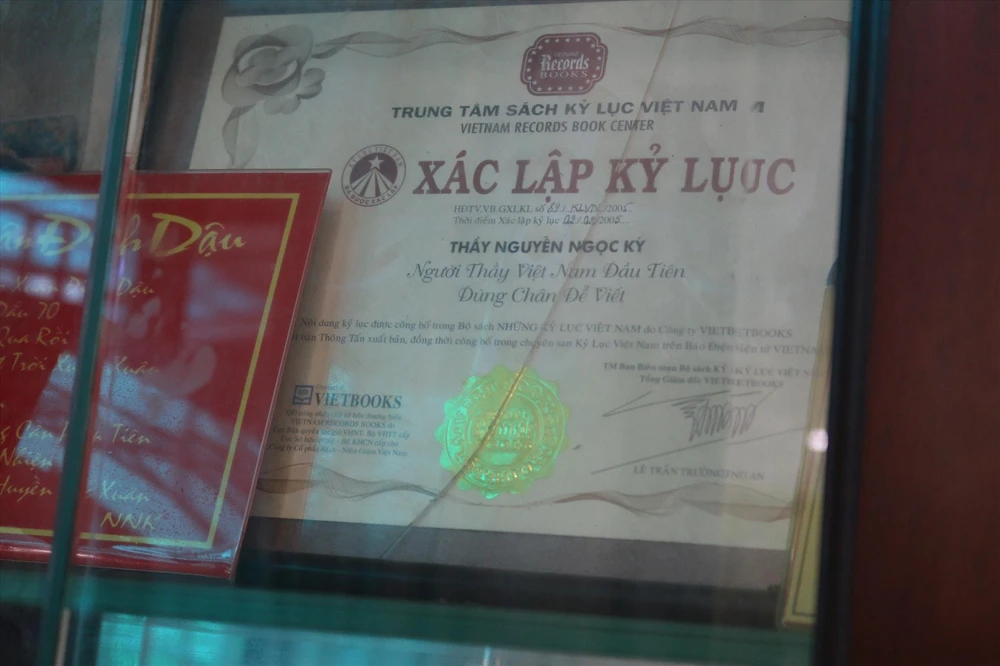 Năm 2005, Trung tâm Sách Kỷ lục Việt Nam đã tặng ông danh hiệu “Người thầy đầu tiên của Việt Nam dùng chân để viết”. Ảnh: THỦY TIÊN