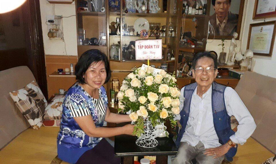 Trong cuộc đời cầm bút, ông đã cho ra đời hàng loạt tác phẩm để lại những dấu ấn sâu sắc trong lòng công chúng, trong số đó có những tiểu thuyết được dựng thành phim như: Mảnh đời của Huệ, Kỷ niệm đồi trăng, Khát vọng xanh, Chân dung tình yêu…Trong ảnh: Bà Vũ Thảo Ngọc chúc mừng nhà văn Võ Khắc Nghiêm dịp ông được nhận Giải thưởng Nhà nước về Văn học nghệ thuật, năm 2017. Ảnh: TL