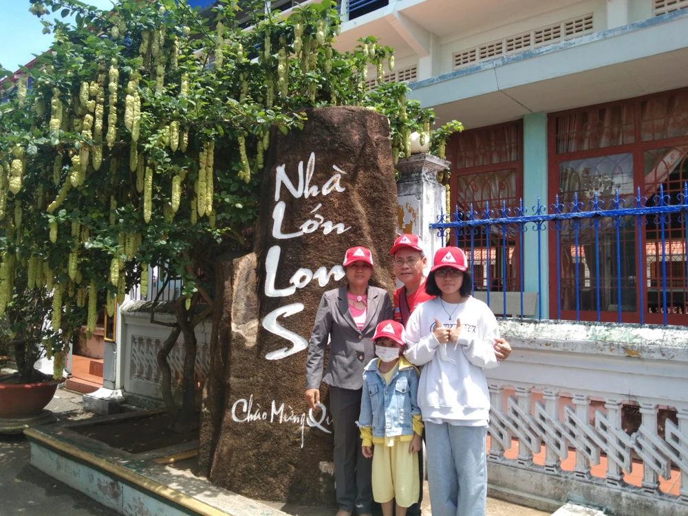 Trong ảnh: Mỗi khi ghé Long Sơn (Bà Rịa-Vũng Tàu) du khách đều đến chiêm ngưỡng Nhà Lớn. Ảnh: GIÁP NGUYỄN Trong ảnh: Mỗi khi ghé Long Sơn (Bà Rịa-Vũng Tàu) du khách đều đến chiêm ngưỡng Nhà Lớn. Ảnh: GIÁP NGUYỄN