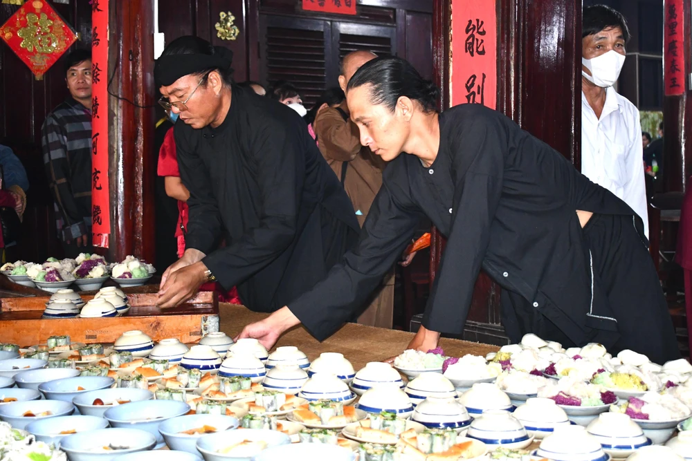 69 mâm cỗ chay gồm: bánh, xôi, chè, trái cây được dâng lên các bàn thờ kỉnh ông Trần ngày mùng 9-9 âm lịch. Ảnh: baobariavungtau.com.vn 69 mâm cỗ chay gồm: bánh, xôi, chè, trái cây được dâng lên các bàn thờ kỉnh ông Trần ngày mùng 9-9 âm lịch. Ảnh: baobariavungtau.com.vn