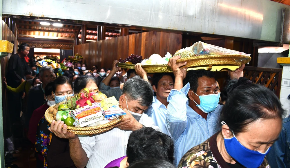 Theo Ban điều hành Nhà Lớn Long Sơn, năm nay có hơn 10 ngàn khách về dâng hương, chiêm bái. Khách đến tham dự lễ hội được Nhà Lớn phục vụ ăn, uống, nghỉ ngơi miễn phí. Ảnh: baobariavungtau.com.vn Theo Ban điều hành Nhà Lớn Long Sơn, năm nay có hơn 10 ngàn khách về dâng hương, chiêm bái. Khách đến tham dự lễ hội được Nhà Lớn phục vụ ăn, uống, nghỉ ngơi miễn phí. Ảnh: baobariavungtau.com.vn