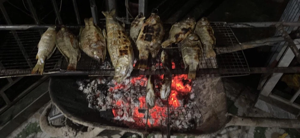 Cá rô loại lớn được má phân loại sau đó nướng trên lửa than chấm với nước mắm ớt tỏi ăn rất ngon miệng.