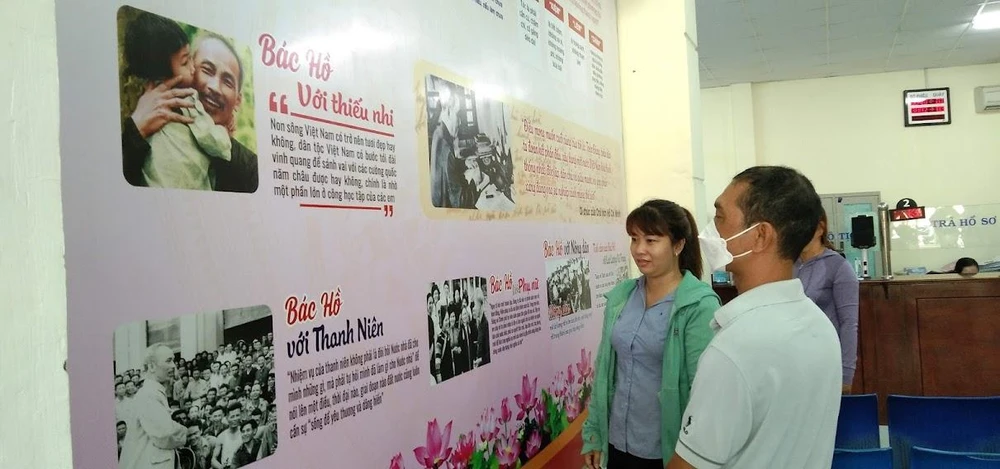 Người dân xem hình ảnh, tư liệu về Bác